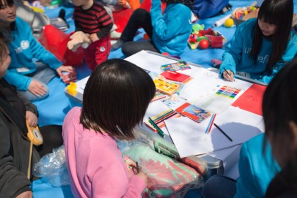 日本ユニセフ協会職員とボランティアが子どもに優しいスペースをつくり、子どもの心を癒す活動をしました＝岩手県大船渡市で