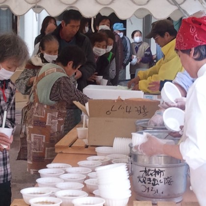 避難所になっている特別養護老人ホームで炊き出しが行われました＝３月２０日、岩手県陸前高田市で