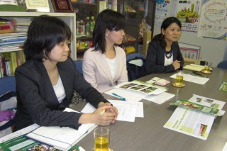１１年度の事業報告をするオイスカの長野純子さん、東海林珠代さん、高田絵美さん（右から）＝ベルマーク教育助成財団で