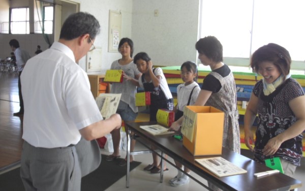 額中学校吹奏楽部の演奏会で募金などへの協力を呼びかけました(11年7月、同小提供)