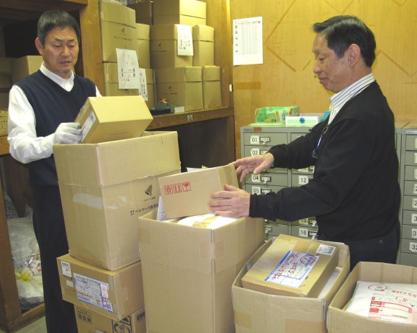 連日、大量のベルマークが届き、職員の懸命の作業が続いています=東京都中央区のベルマーク教育助成財団で