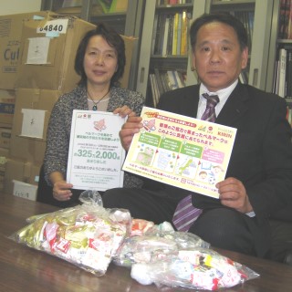 ベルマーク回収の成果を報告する百瀬則子・ユニー環境社会貢献部長（左）と霜田武弘・キリンビバレッジ中部圏地区本部流通部長＝名古屋市中区の朝日新聞名古屋本社で