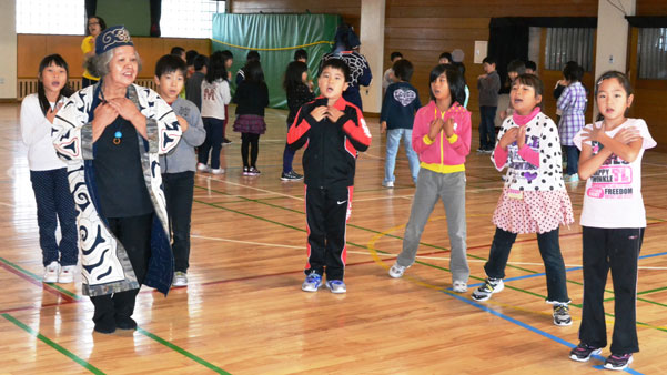 伝統の踊りホリッパの練習。教えるのは野本敏江さん