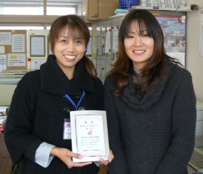 優秀賞の盾を手にする総務部長の内田さんと副部長の翁林さん＝山口県防府市の佐波小学校で