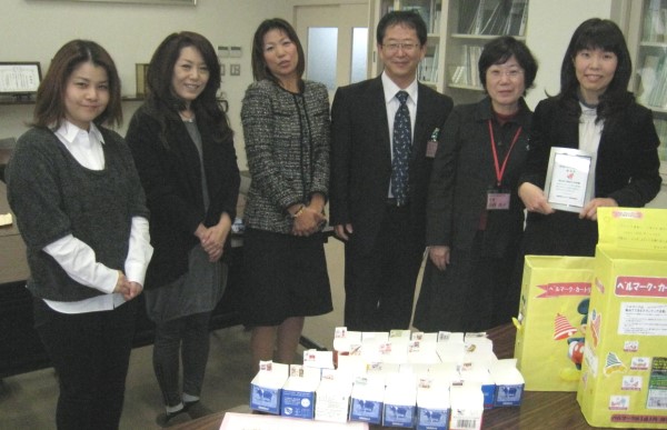 山崎政喜校長（右から３人目）と中西典子教頭（同２人目）を囲むＰＴＡ文化厚生部の皆さん。右端は優秀賞の盾を持つ部長の水上美紀子さん＝富山市の桜谷小学校で
