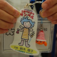 「べるりん」をあしらったベルの形の名札＝いずれも東京都小金井市の小金井第三小学校で