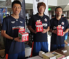 財団から提供されたベルマーク回収箱を持って、協力を訴える蓮池紳吾主将(左)ら主力選手たち
