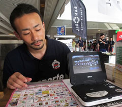 財団から提供されたDVDでベルマーク運動を紹介する中島涼太選手