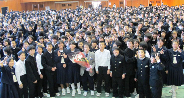 生徒に囲まれ記念撮影