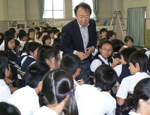 児童の意見発表や質問に池上さんはマイクを持ってかけつけます＝いずれも熊本市の熊本大学教育学部付属小学校で