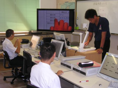 ベルマーク財団から贈られた教材提示装置を使った生活単元学習の授業。佐藤将光先生は「授業がしやすい」と話していました