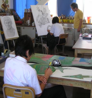 河部樹誠先生の指導のもと、美術の授業で制作に励む生徒たち