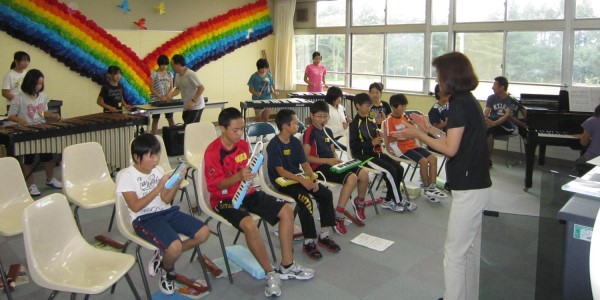 及川先生の手拍子で、全員で音を合わせていきました＝いずれも音更町立東士幌小学校で