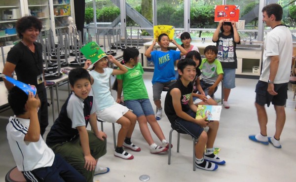 笑顔あふれる教室。英語のカードを使いながら表現を学ぶ５、６年生＝福岡市早良区の曲渕小学校で