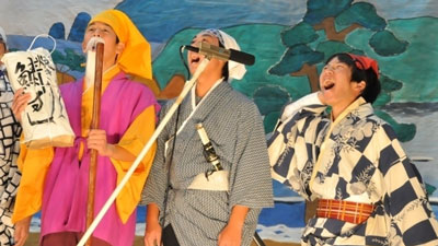 「水戸黄門」の劇を演じる高等部の生徒たち