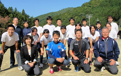 生徒たちとパチリ。前列右から水口善造校長、遠藤司さん、齊藤太郎さん