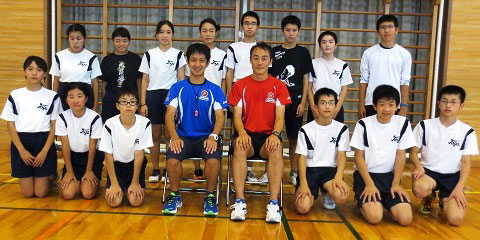 齊藤太郎コーチ（前列左）と萩谷正紀コーチ（同右）を囲んで記念撮影