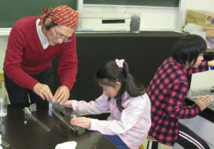 子どもたちも小型の実験水槽で波を起こし、観察しました