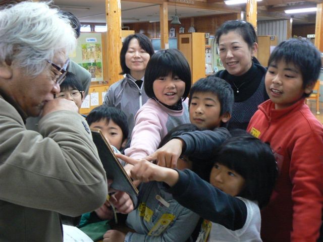 「どれが僕でしょう」。喜田川さんが４歳のときに描いたという絵を示され、みんな「これだ。この子だ」