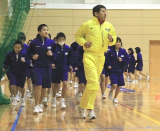 遠藤コーチを先頭に体育館でジョギング