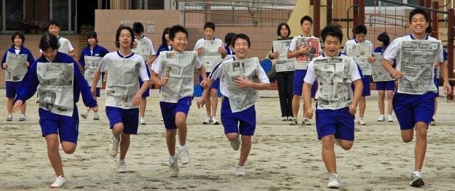 新聞紙を胸に姿勢を正しく走りましょう