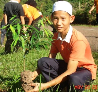 みんなで協力して植えた苗木の前で笑顔が広がります＝同州州ラナウのボンクッド小学校で