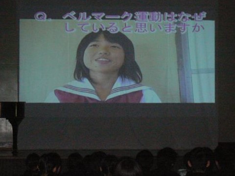 ビデオの一場面＝いずれも福岡県飯塚市の菰田中学校で