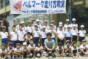 全員そろって記念撮影＝いずれも鹿児島県さつま町の柊野小学校で