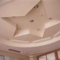全教室の天井にそれぞれ星、四角、丸などの型があるユニークな校舎が自慢＝いずれも広島県北広島町の川迫小学校で