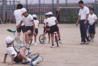 一輪車の片足乗りに挑む児童たち＝広島市の志屋小学校で