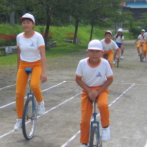 校庭を軽快に走る子どもたちは笑顔です＝いずれも福島県金山町立金山小で
