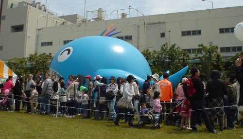 各ブースの前にはたくさんの親子連れがつめかけました＝いずれも横浜市磯子区の日清オイリオ横浜磯子事業場で