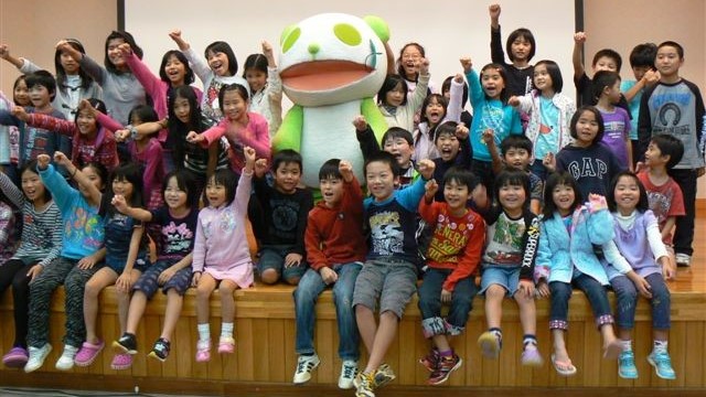 生茶パンダ先生を囲んで全員集合=いずれも那覇市の沖縄産業支援センターホールで