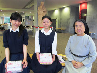学級委員会委員長の高橋真美さん、委員の相田千里さん、シスターの橋本美穂先生（左から）