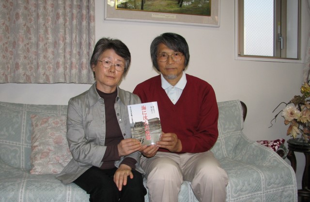 本を出版した堀込智之さんと奥さんの光子さん＝仙台市の自宅で