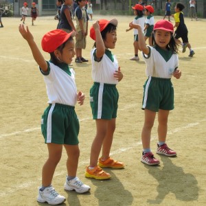 運動会の練習かな。昼休み、低学年のこどもが楽しそうにポーズ