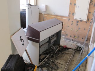 水につかり、今も使えない放送室=いずれも石巻市立釜小学校で