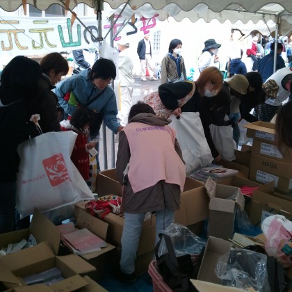 「母と子の元気市」では、避難所だけではなく在宅避難の方も対象に女性や赤ちゃんに必要な物資が届けられました＝４月２３日、宮城県山元町で