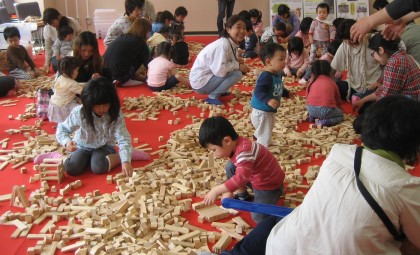 イベントで行われた「森のつみ木広場」の様子＝５月５日、福島県郡山市内で