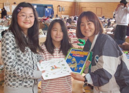 避難所の子どもに絵本が渡されました＝４月３日、宮城県気仙沼市で