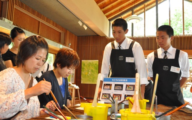 来館者に丁寧に説明する「ちひろボランティア」の生徒たち