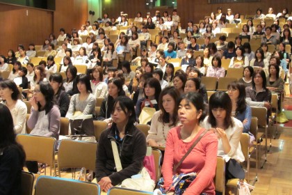 熱心に話を聞く参加者たち＝兵庫県姫路市の姫路市市民会館で