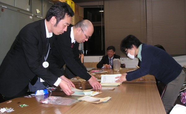 仕事を終えた後、愛媛県庁内でベルマーク仕分けをする県職員=松山市で