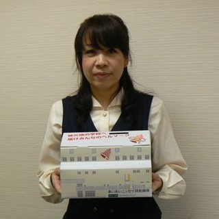 回収ボックスを手に金子英美・井和会副委員長＝いずれも北九州市の井筒屋小倉店で