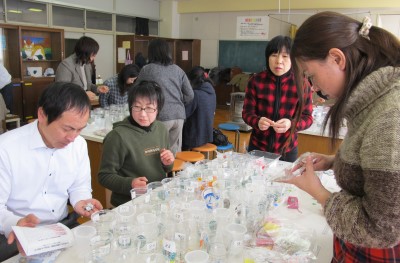 寄贈マークはお母さん、お父さんたちの手さばきでどんどん片づいていきます