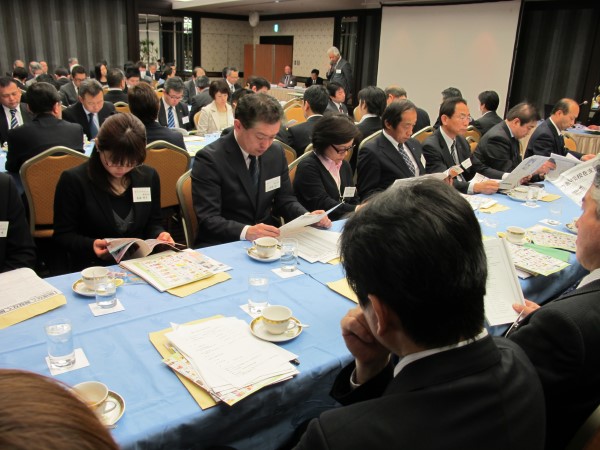 協賛、協力会社から１００人近くが参加。「ＮＧＰ」の長谷川理事長のあいさつに聞き入っていました