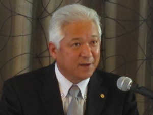 あいさつするNGPの長谷川利彦理事長