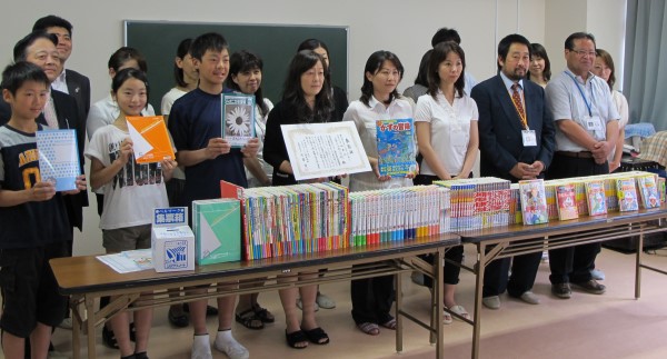 表彰状、記念品を前に、児童、PTA、教職員、ショウワノートの関係者で記念撮影
