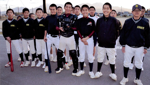 野球部の選手たち。守りはバッチリ。勝つぞ