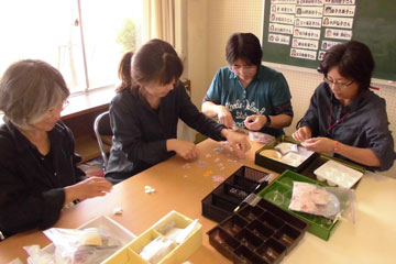 地域の人たちが協力してマークを仕分け・集計をします＝いずれも、新潟市立東青山小学校提供